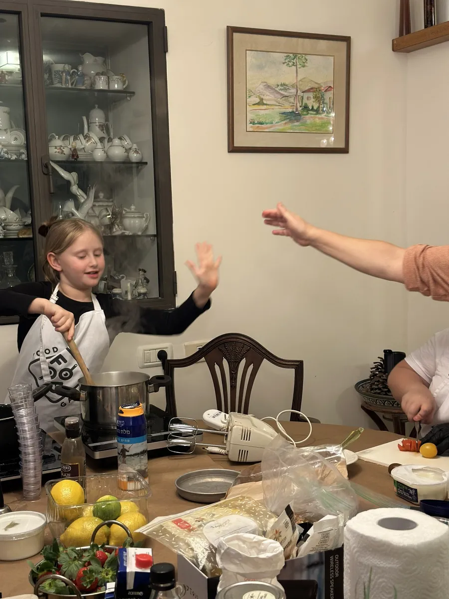 ילדה מריעה באמצע הבישול