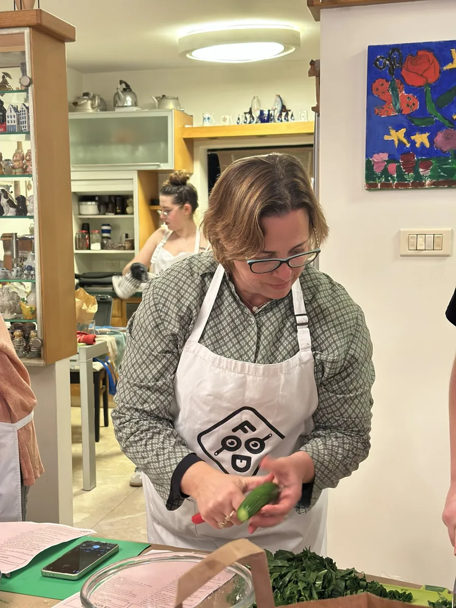 אישה חותכת ירקות בזמן המשחק